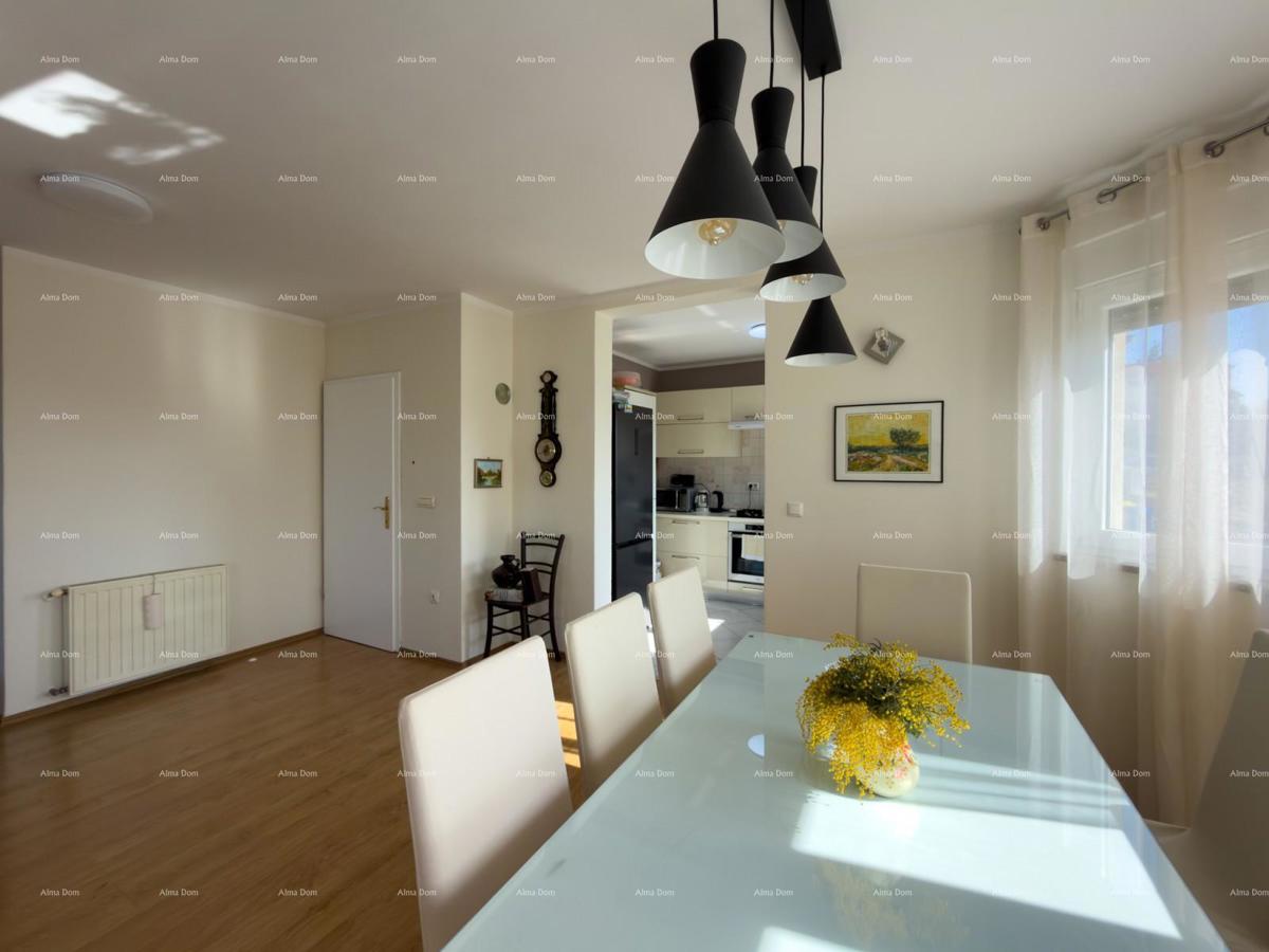 The title "Kuća sa dva stana" translates to Italian as "Casa con due appartamenti."