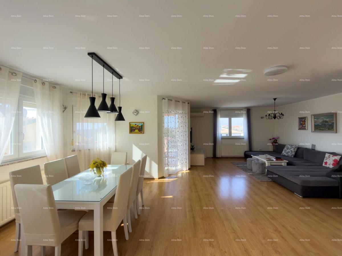 The title "Kuća sa dva stana" translates to Italian as "Casa con due appartamenti."