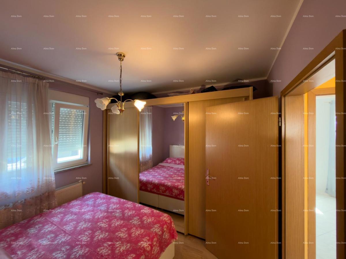 The title "Kuća sa dva stana" translates to Italian as "Casa con due appartamenti."