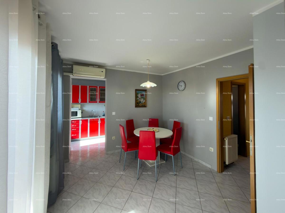 The title "Kuća sa dva stana" translates to Italian as "Casa con due appartamenti."