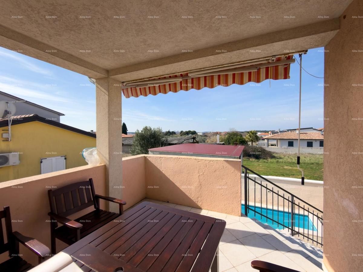 The title "Kuća sa dva stana" translates to Italian as "Casa con due appartamenti."