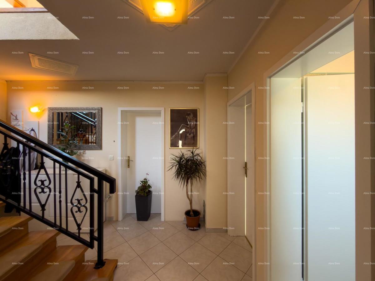 The title "Kuća sa dva stana" translates to Italian as "Casa con due appartamenti."