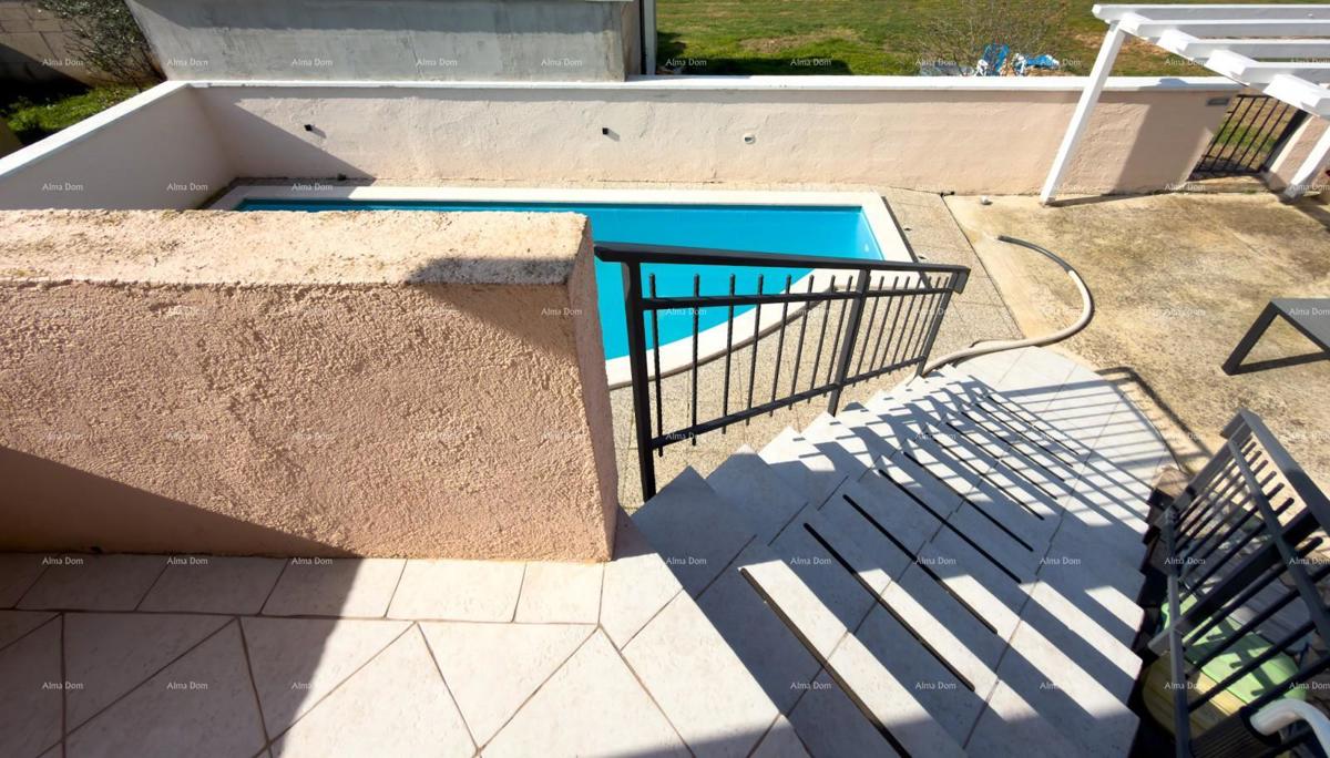 The title "Kuća sa dva stana" translates to Italian as "Casa con due appartamenti."