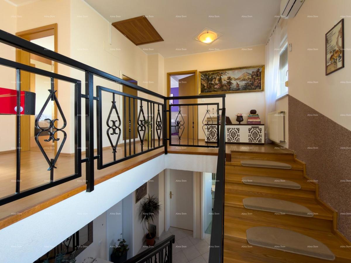 The title "Kuća sa dva stana" translates to Italian as "Casa con due appartamenti."