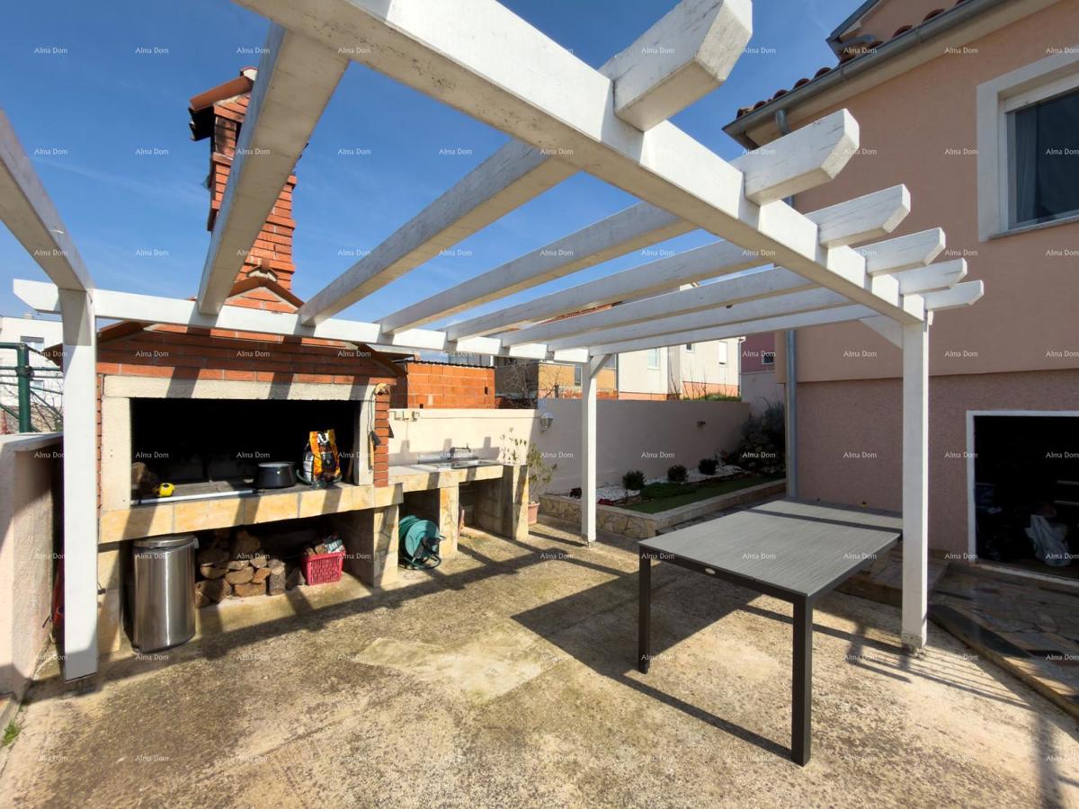 The title "Kuća sa dva stana" translates to Italian as "Casa con due appartamenti."