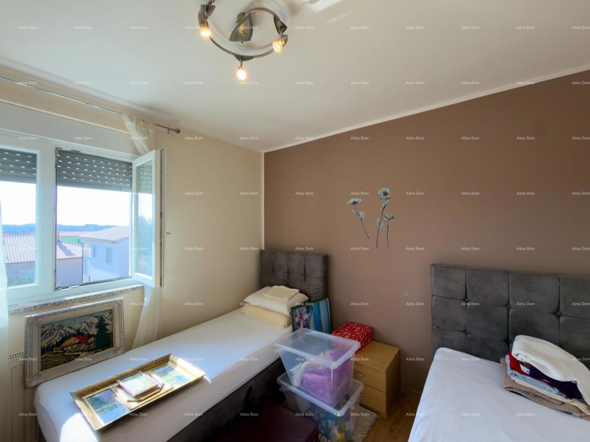 The title "Kuća sa dva stana" translates to Italian as "Casa con due appartamenti."