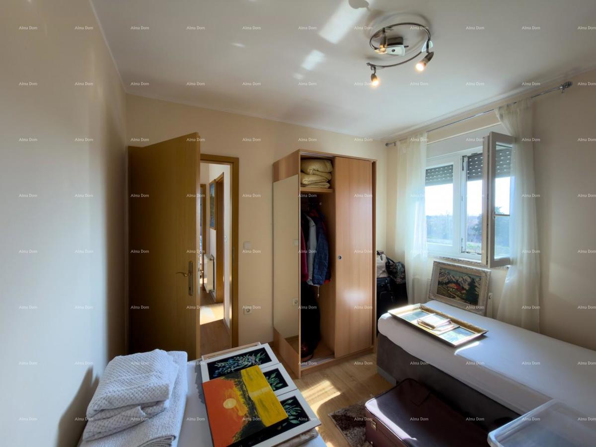 The title "Kuća sa dva stana" translates to Italian as "Casa con due appartamenti."