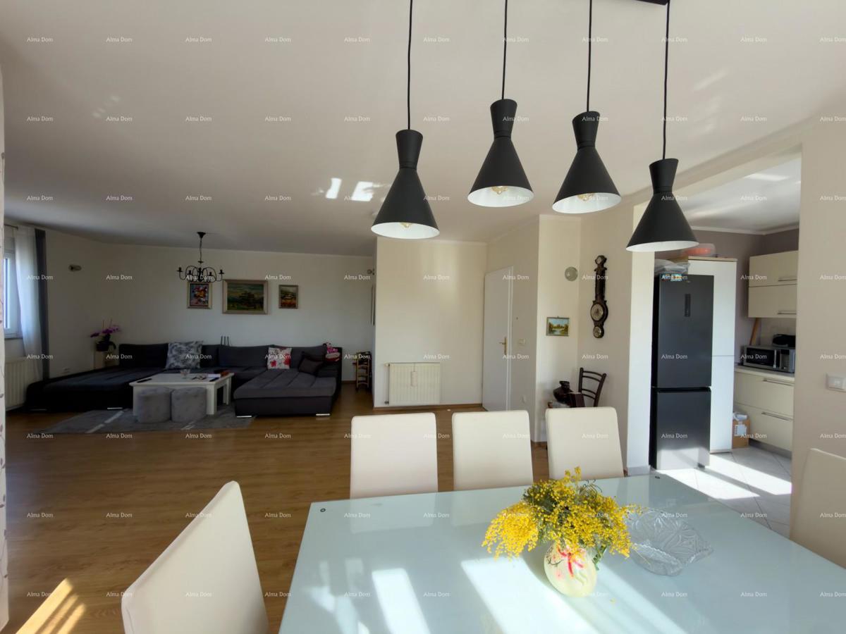 The title "Kuća sa dva stana" translates to Italian as "Casa con due appartamenti."