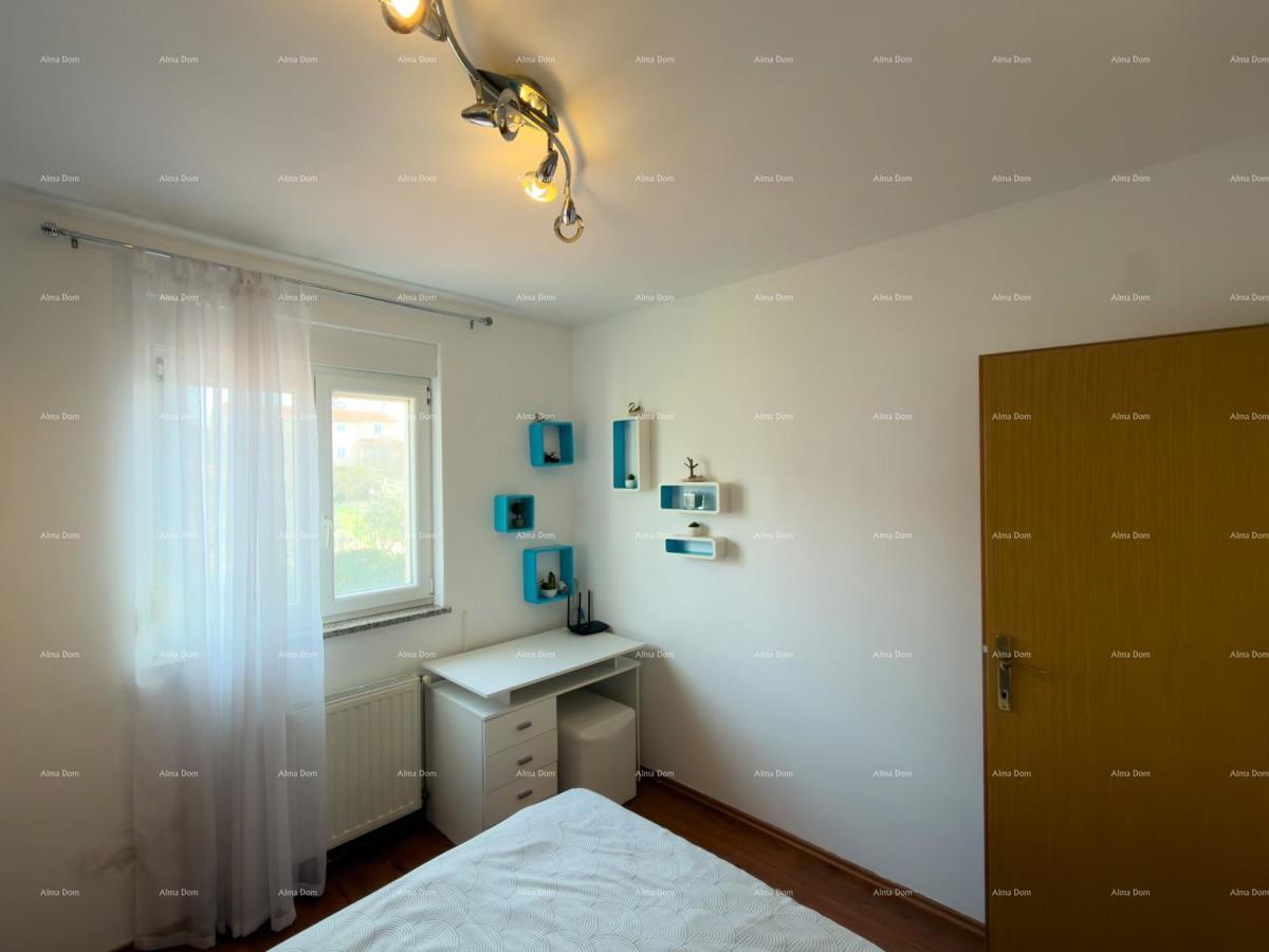 The title "Kuća sa dva stana" translates to Italian as "Casa con due appartamenti."