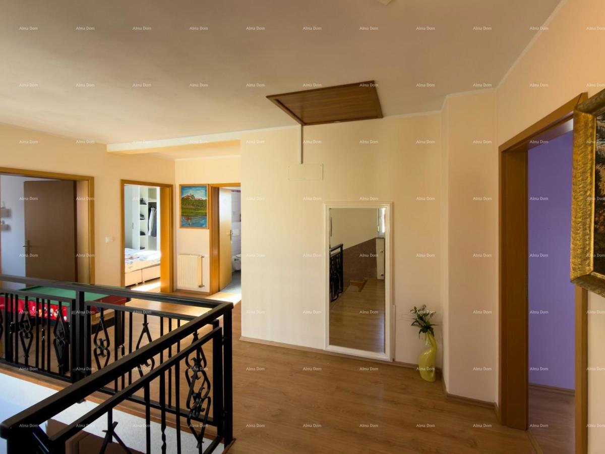 The title "Kuća sa dva stana" translates to Italian as "Casa con due appartamenti."