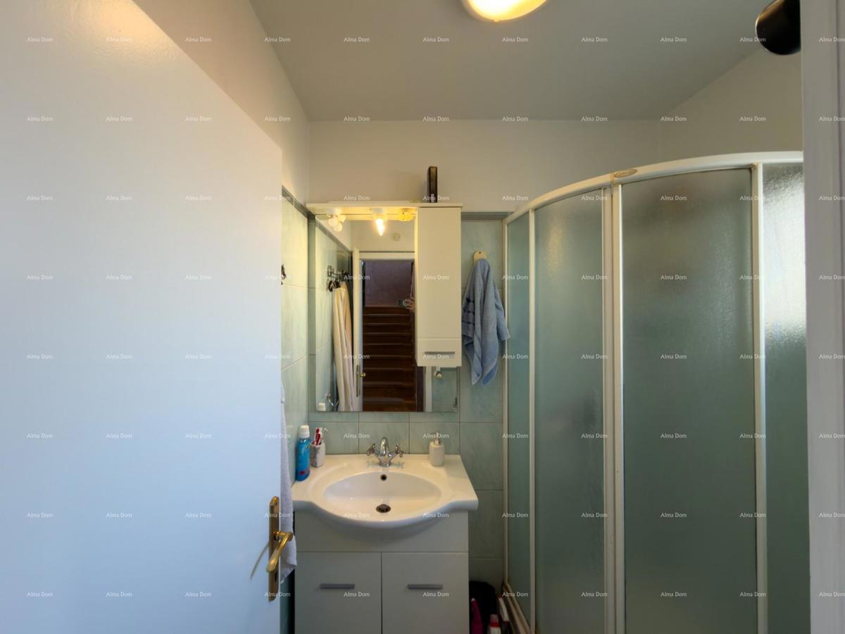 The title "Kuća sa dva stana" translates to Italian as "Casa con due appartamenti."