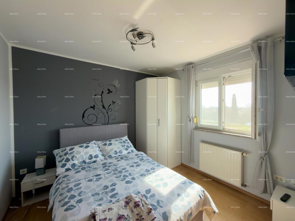 The title "Kuća sa dva stana" translates to Italian as "Casa con due appartamenti."