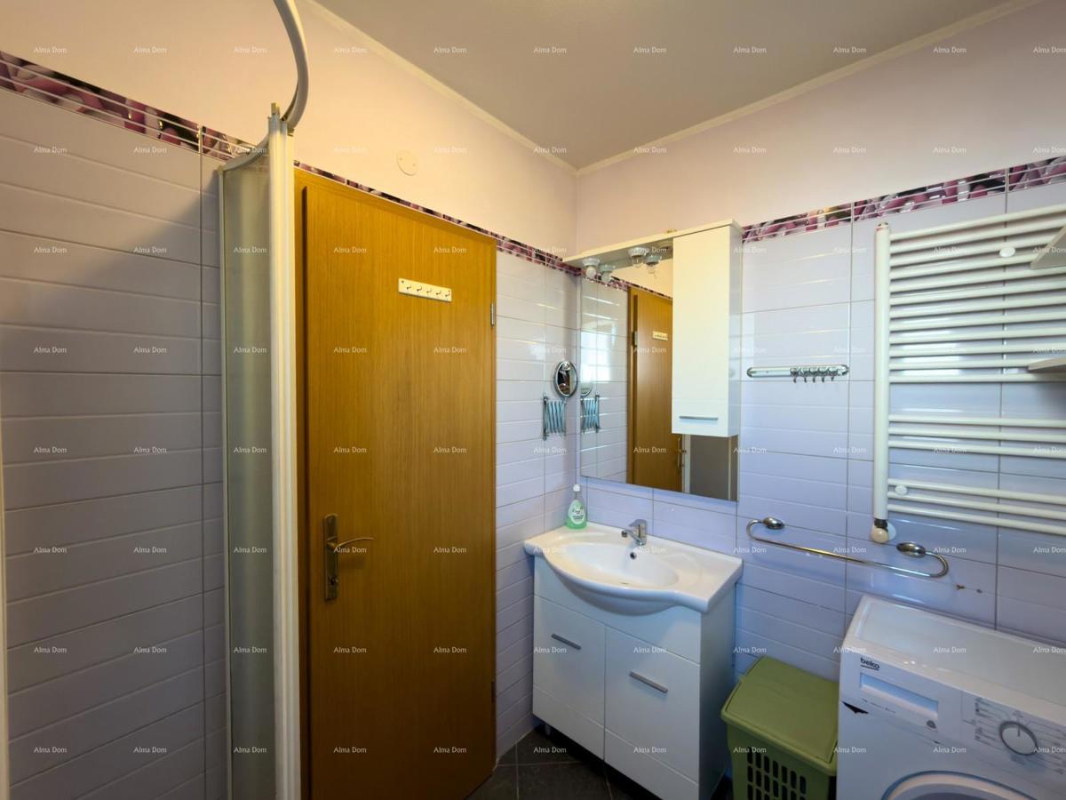 The title "Kuća sa dva stana" translates to Italian as "Casa con due appartamenti."