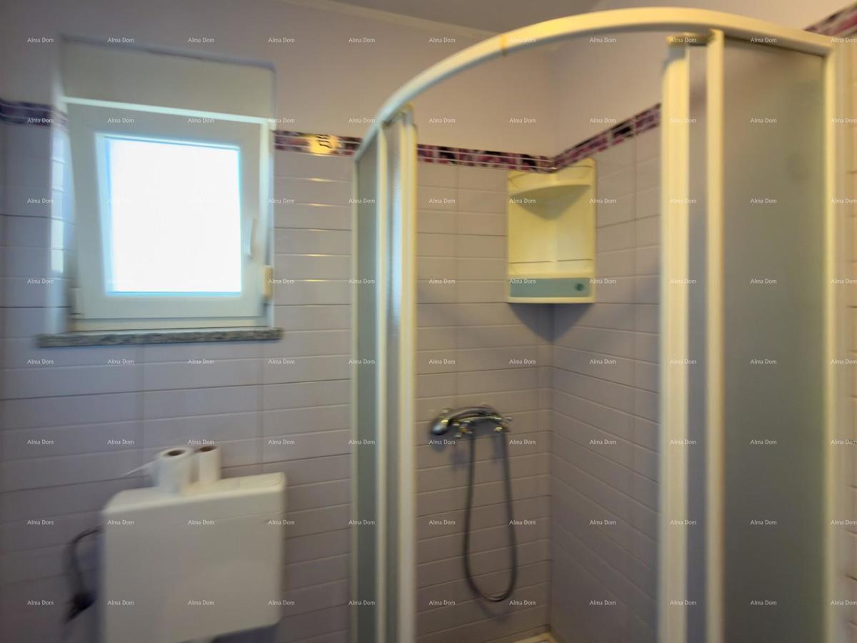 The title "Kuća sa dva stana" translates to Italian as "Casa con due appartamenti."