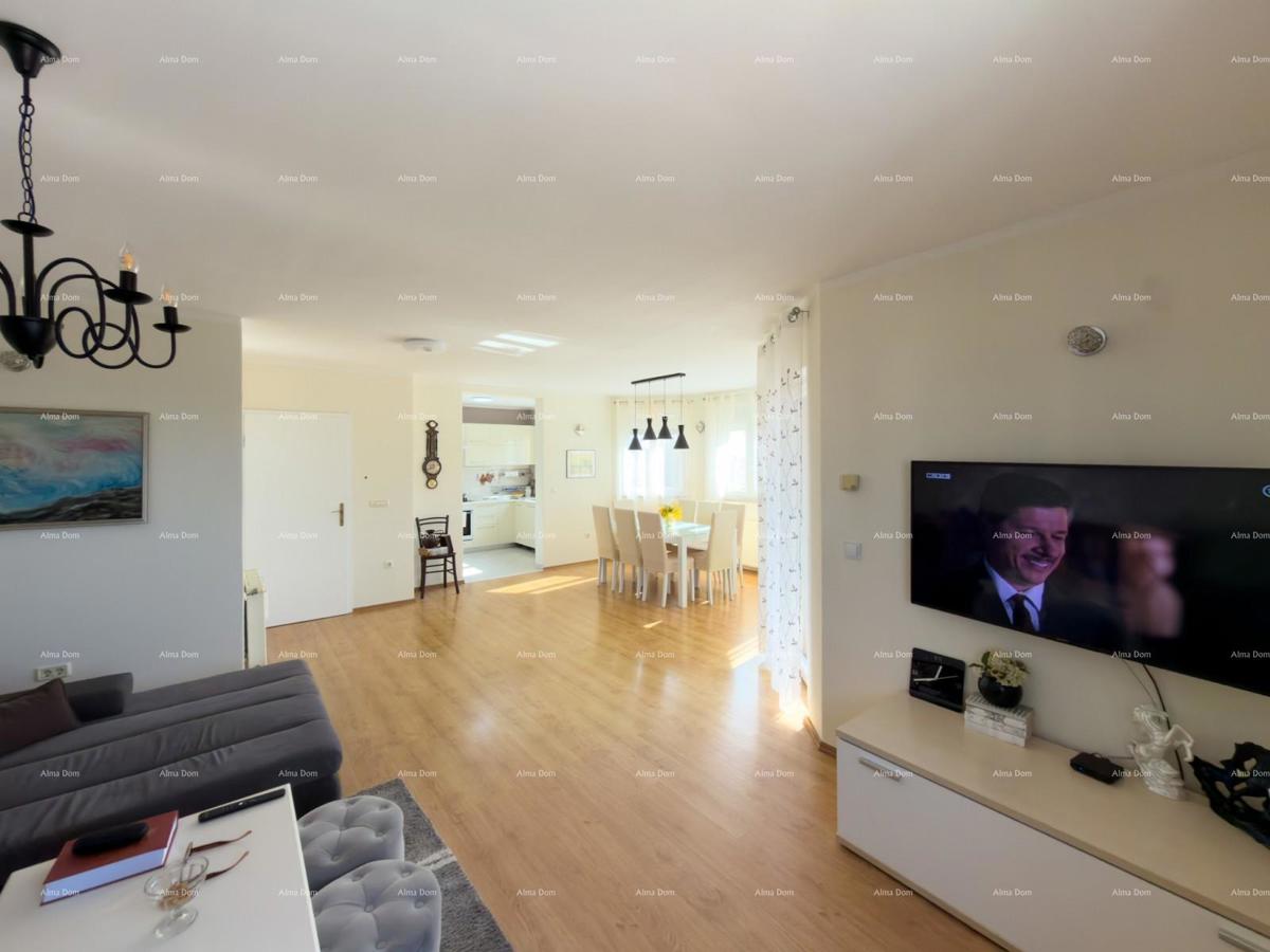 The title "Kuća sa dva stana" translates to Italian as "Casa con due appartamenti."