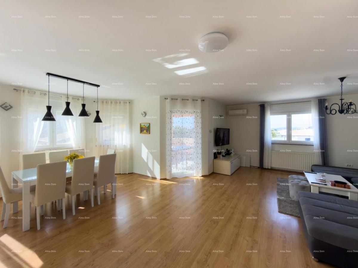 The title "Kuća sa dva stana" translates to Italian as "Casa con due appartamenti."