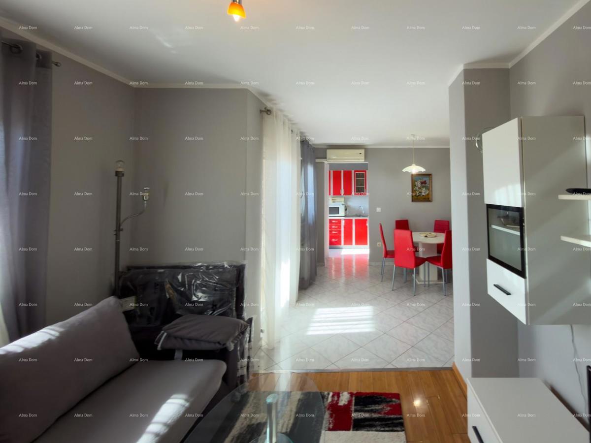 The title "Kuća sa dva stana" translates to Italian as "Casa con due appartamenti."