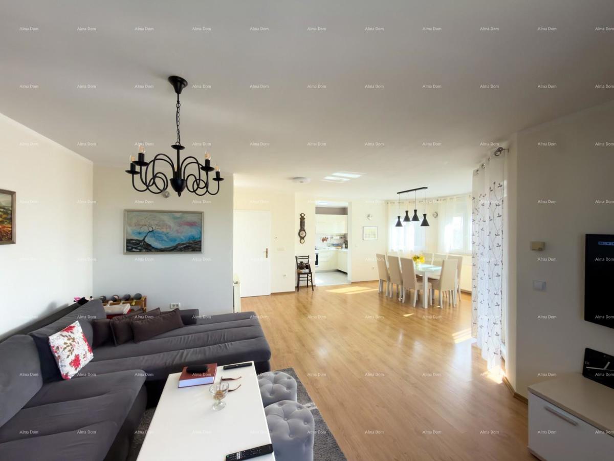 The title "Kuća sa dva stana" translates to Italian as "Casa con due appartamenti."