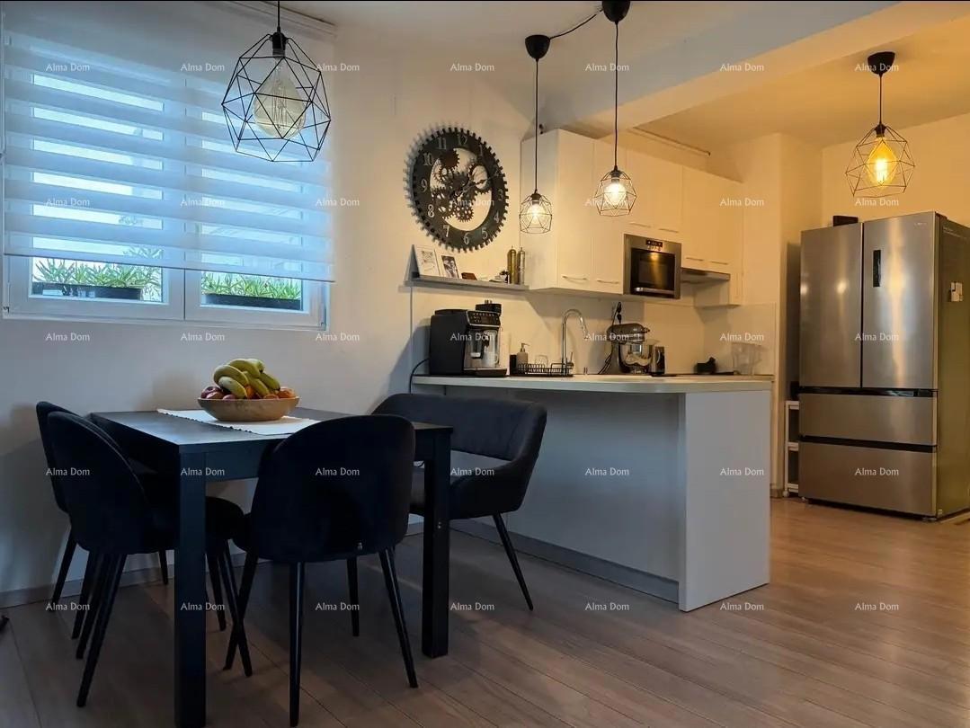 Prostrani appartamento a Pola con 2 camere da letto e parcheggio, vicino al centro e alla spiaggia