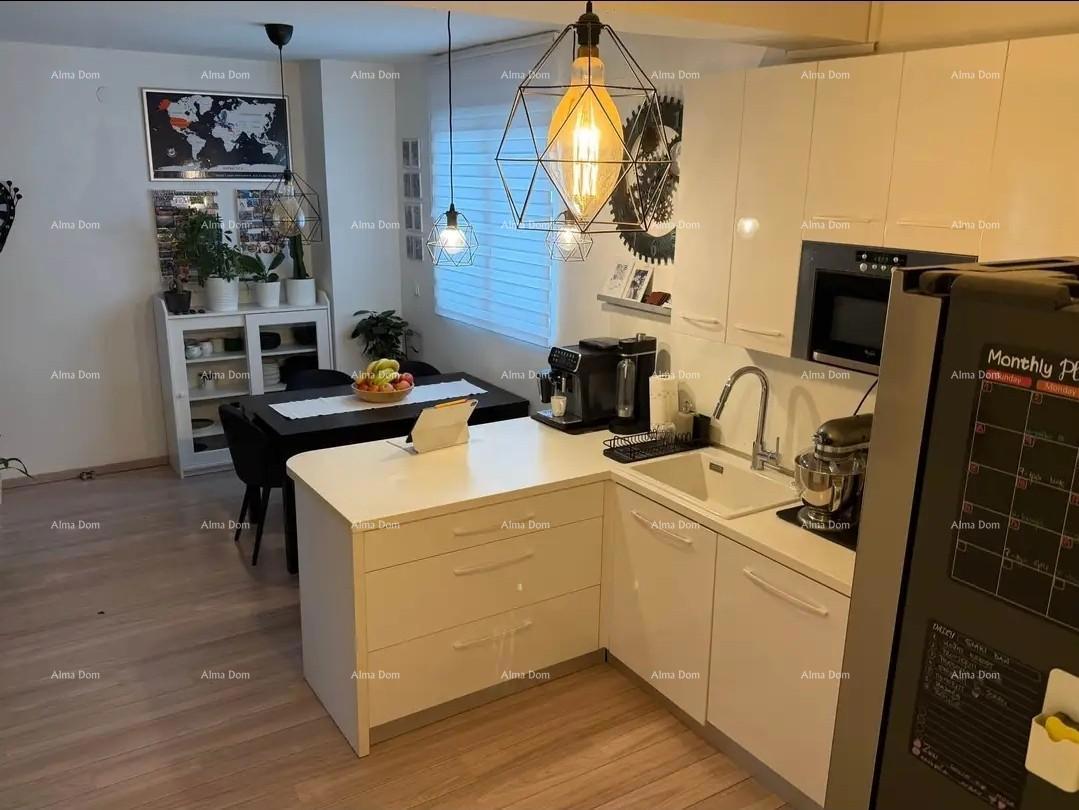 Prostrani appartamento a Pola con 2 camere da letto e parcheggio, vicino al centro e alla spiaggia