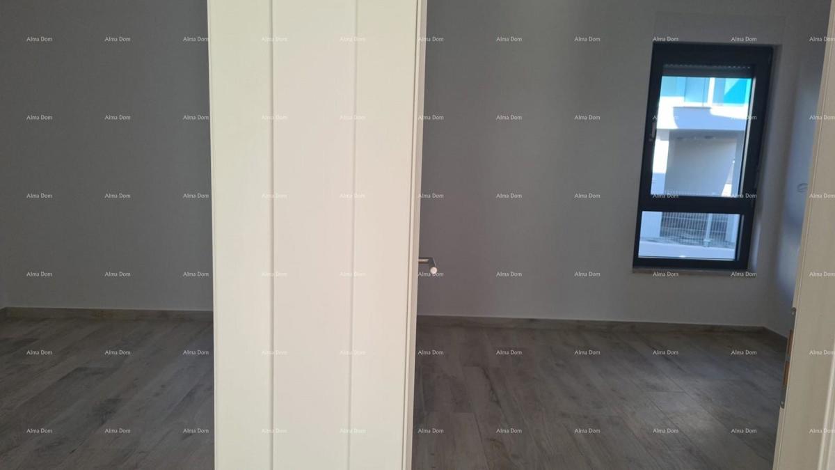 Appartamento moderno nel blocco D con due posti auto, vicinanza a Umago!