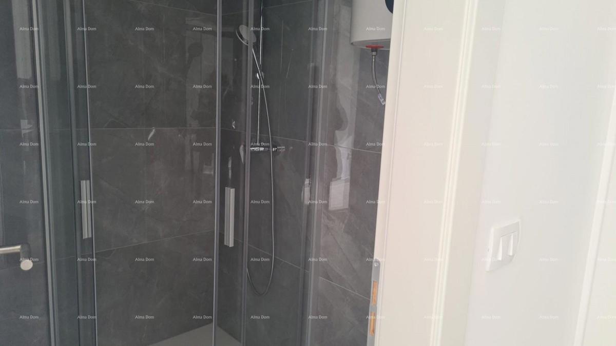 Appartamento moderno nel blocco D con due posti auto, vicinanza a Umago!