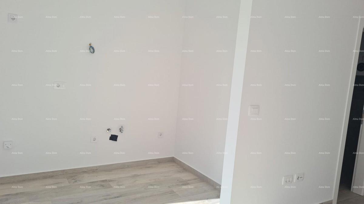 Appartamento moderno nel blocco D con due posti auto, vicinanza a Umago!