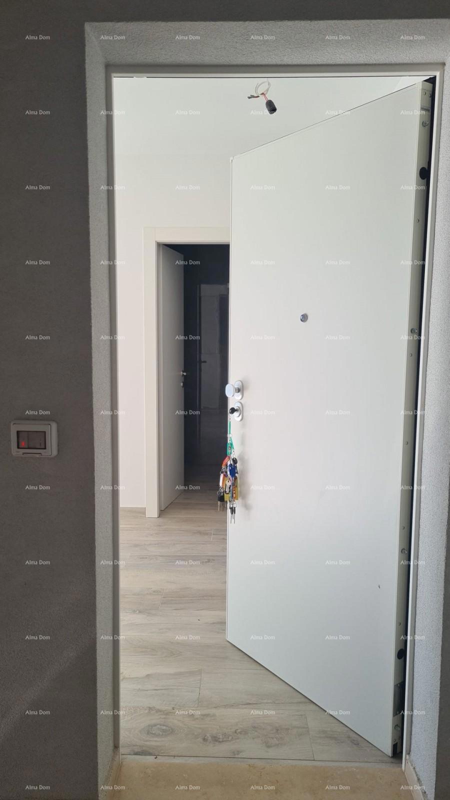 Appartamento moderno nel blocco D con due posti auto, vicinanza a Umago!