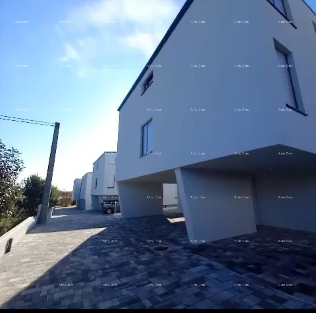 Appartamento moderno con posto auto e ripostiglio nel blocco F, vicino a Umago!