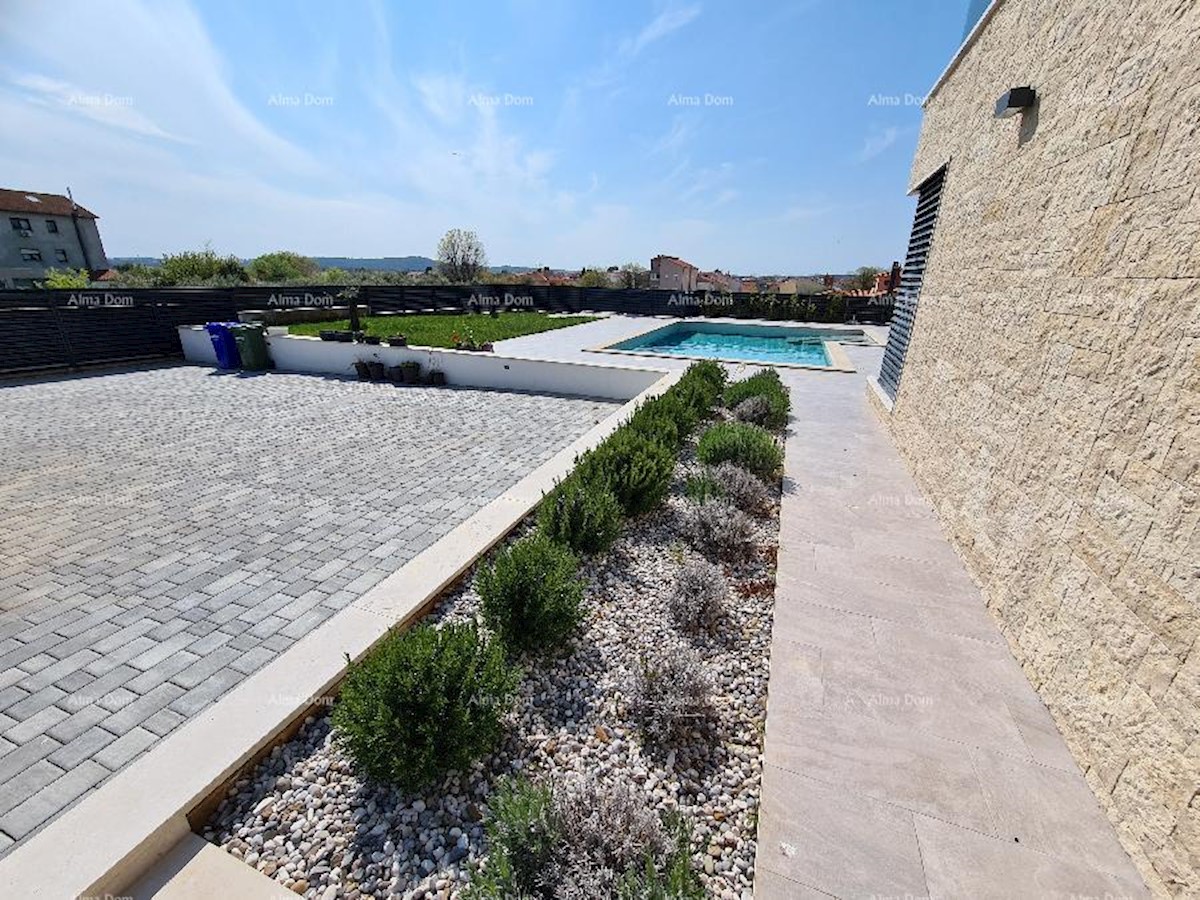 Nuova casa indipendente con piscina su un grande terreno, Medolino!