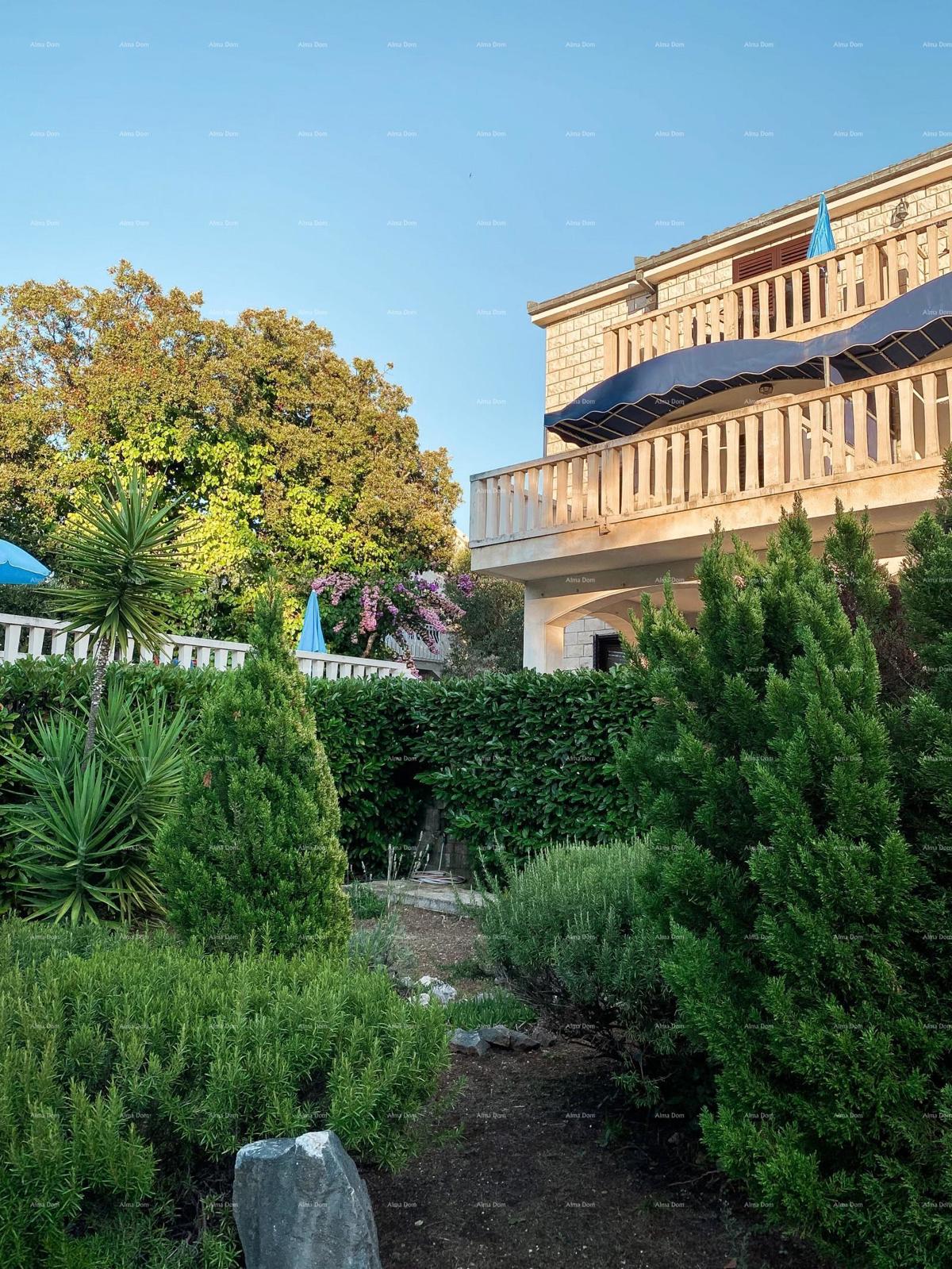 Bellissima villa in vendita in una delle migliori posizioni a Supetar, isola di Brač!