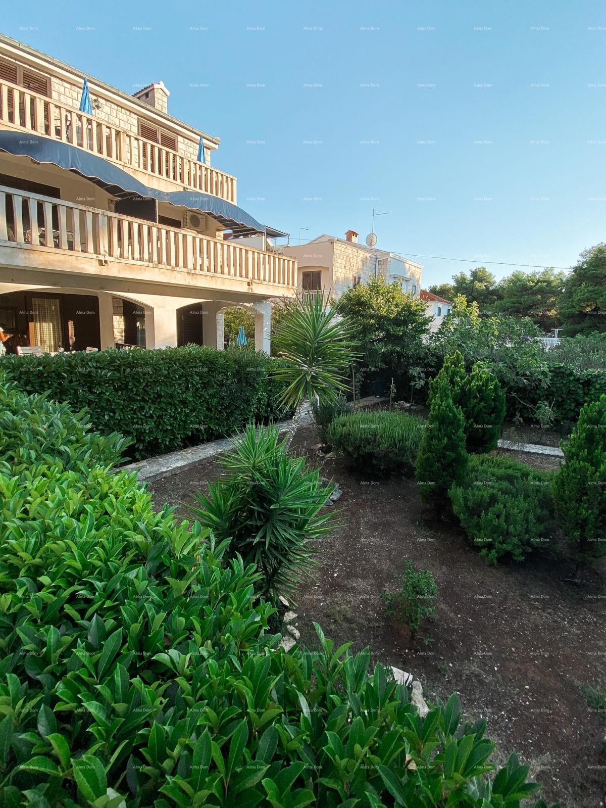 Bellissima villa in vendita in una delle migliori posizioni a Supetar, isola di Brač!