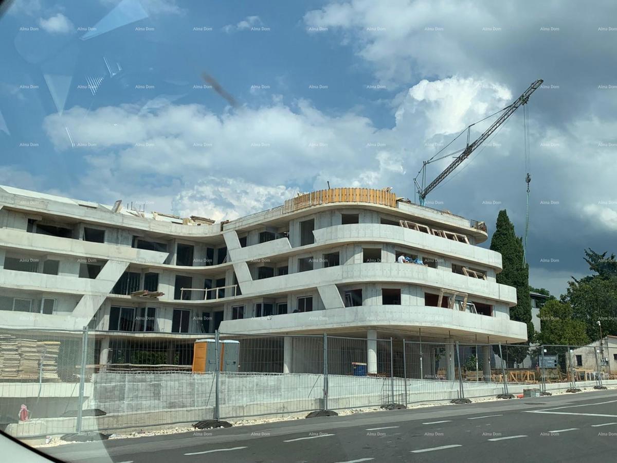 Parenzo, edificio residenziale e commerciale in costruzione con appartamenti e garage sotterranei