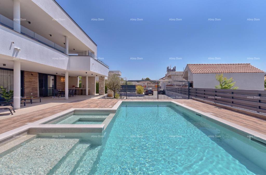 Bellissima villa con piscina e vista mare vicino alla spiaggia