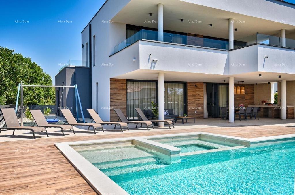 Bellissima villa con piscina e vista mare vicino alla spiaggia