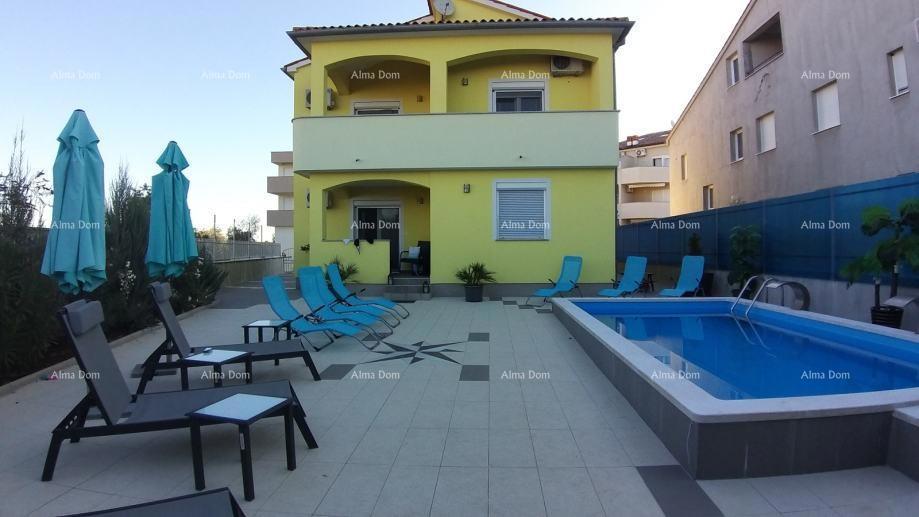 Peroj – Casa con tre appartamenti e piscina