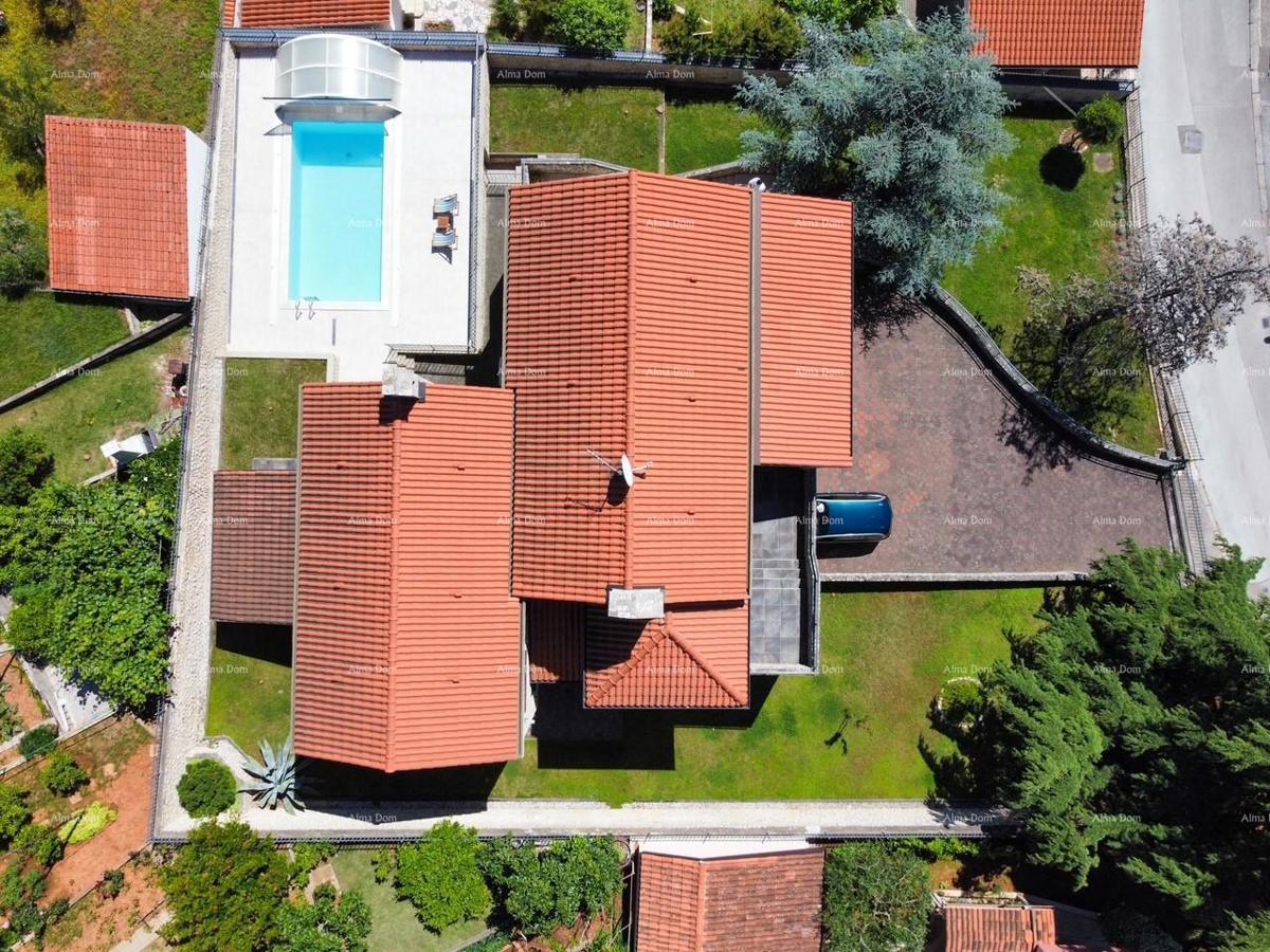 Bellissima casa con piscina a Pola, ideale per famiglie o investimento.