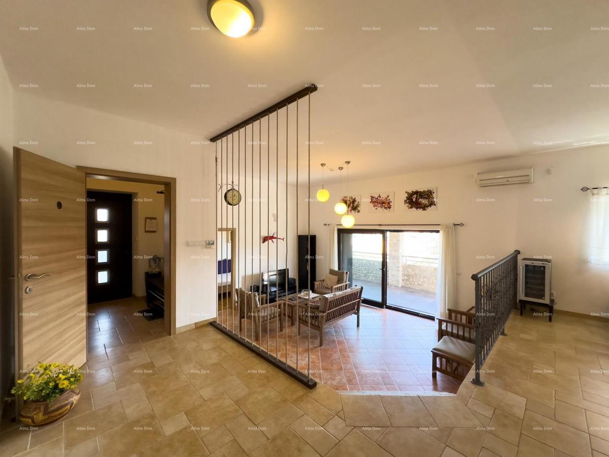Bellissima casa con piscina a Pola, ideale per famiglie o investimento.