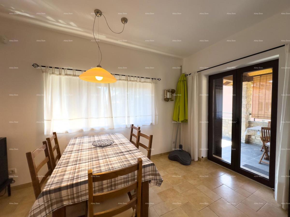 Bellissima casa con piscina a Pola, ideale per famiglie o investimento.