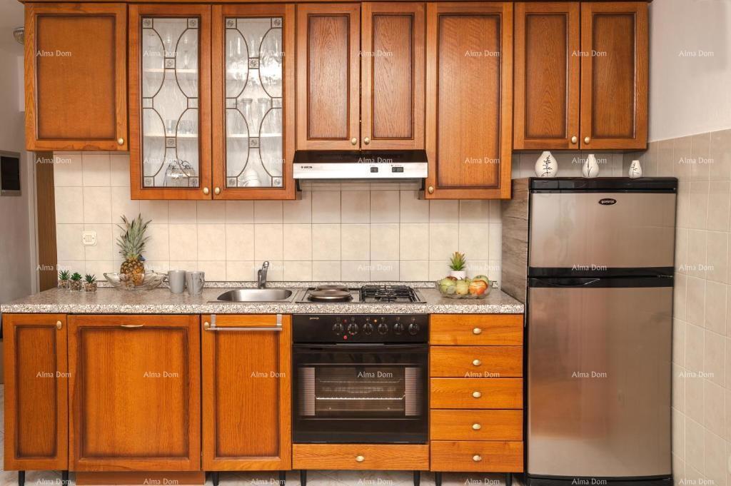 Stiamo vendendo un appartamento a Rabac con vista sul mare.