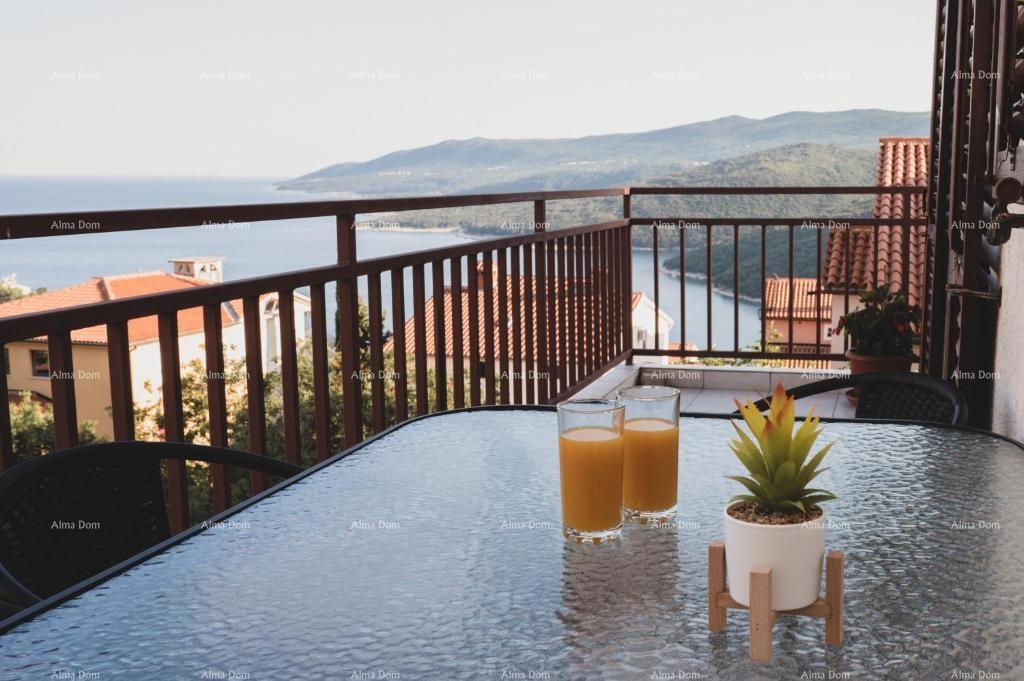 Stiamo vendendo un appartamento a Rabac con vista sul mare.