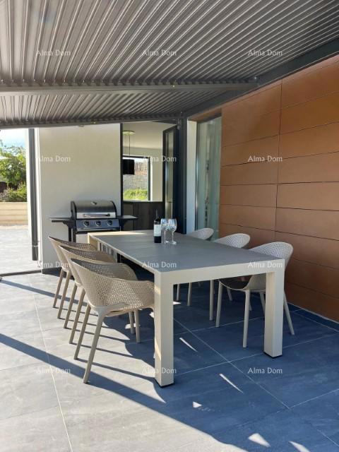 Villa moderna con piscina a Dignano