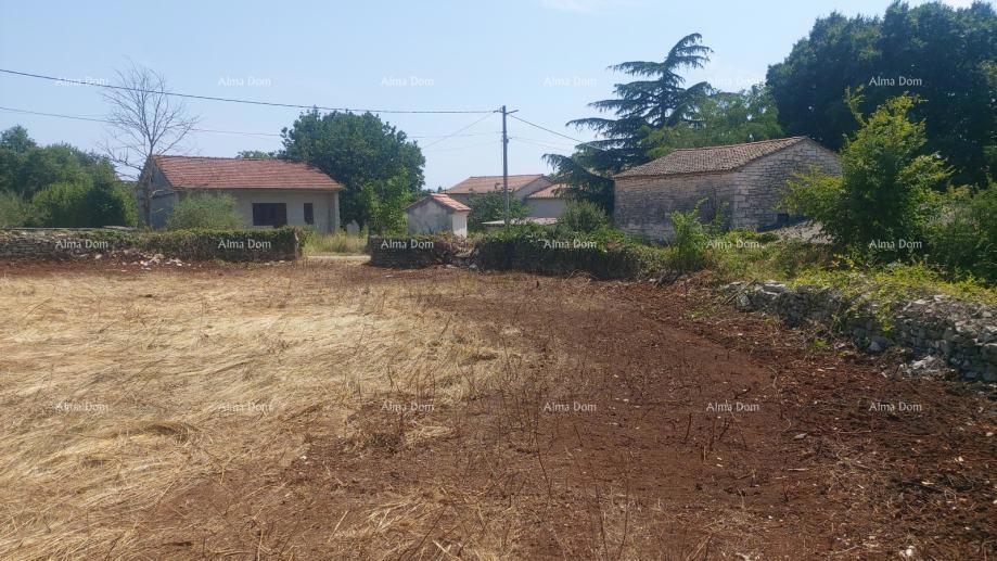 Terreno edificabile con permesso e progetto per villa con piscina – 760 m²