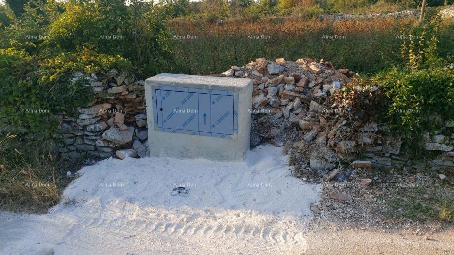 Terreno edificabile con permesso e progetto per villa con piscina – 760 m²