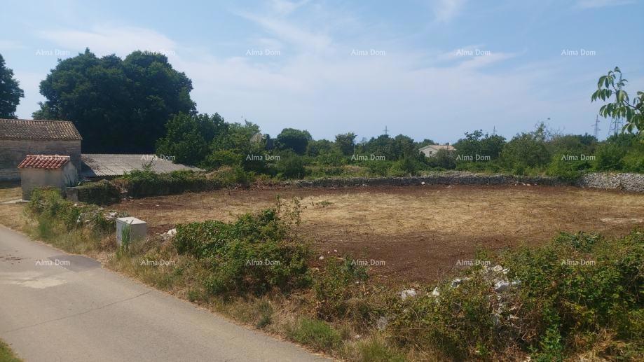 Terreno edificabile con permesso e progetto per villa con piscina – 760 m²