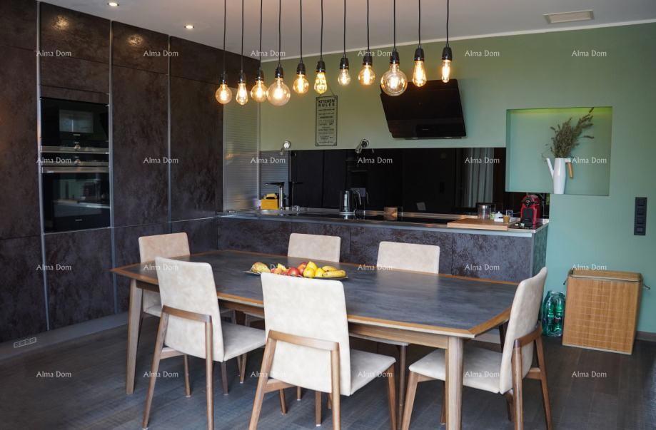 Rovinj, Vendesi appartamento di 120 m² in casa, a 100 m dal mare