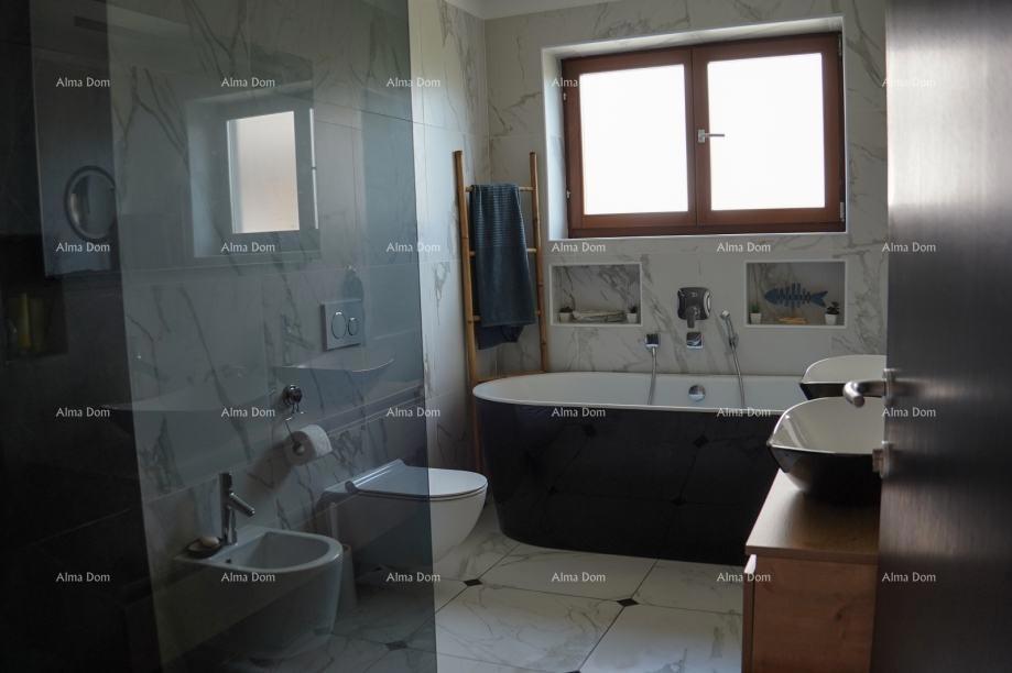 Rovinj, Vendesi appartamento di 120 m² in casa, a 100 m dal mare