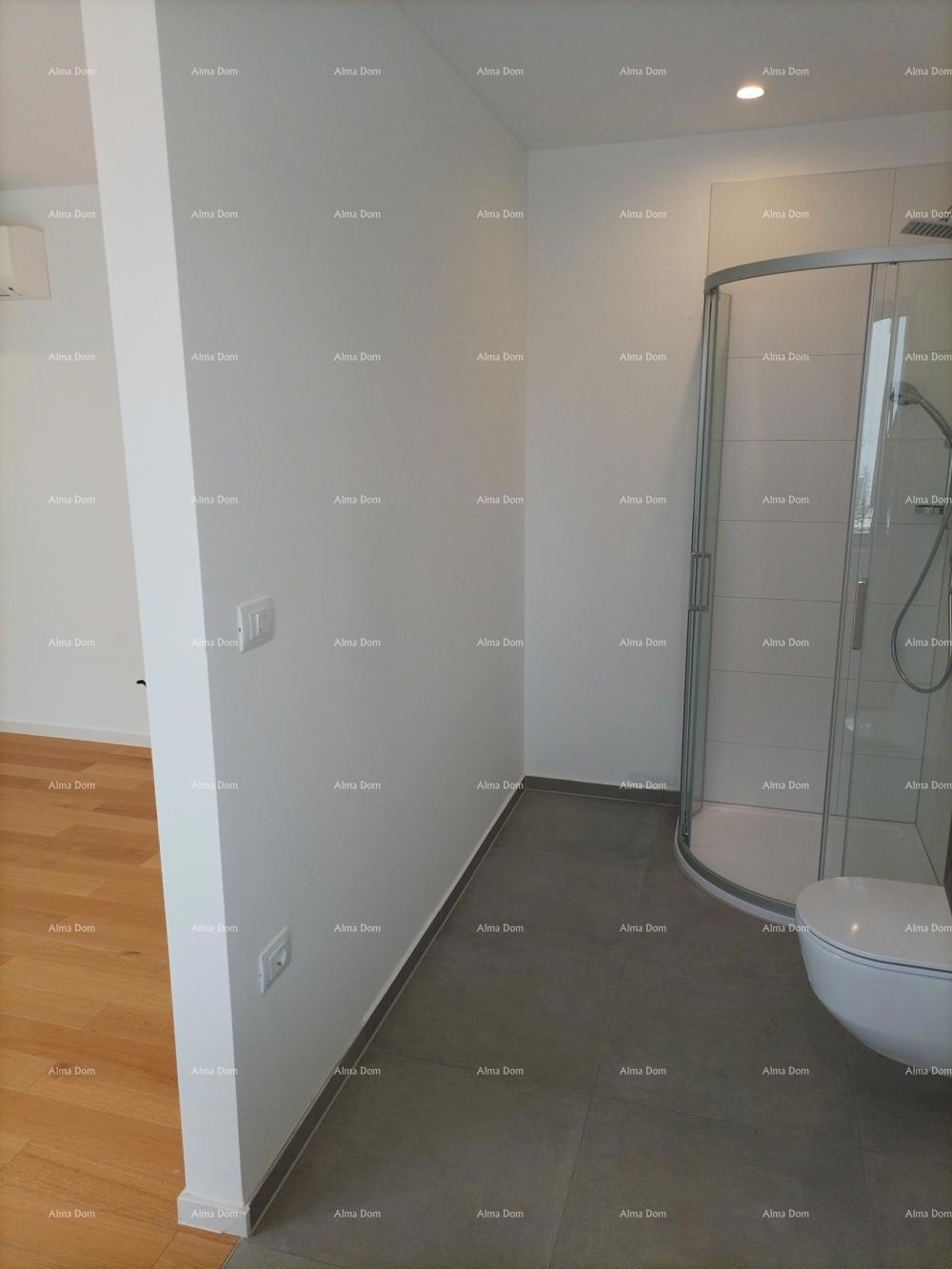 Moderna villa per le vacanze in un complesso chiuso con ville sulla costa del mare.