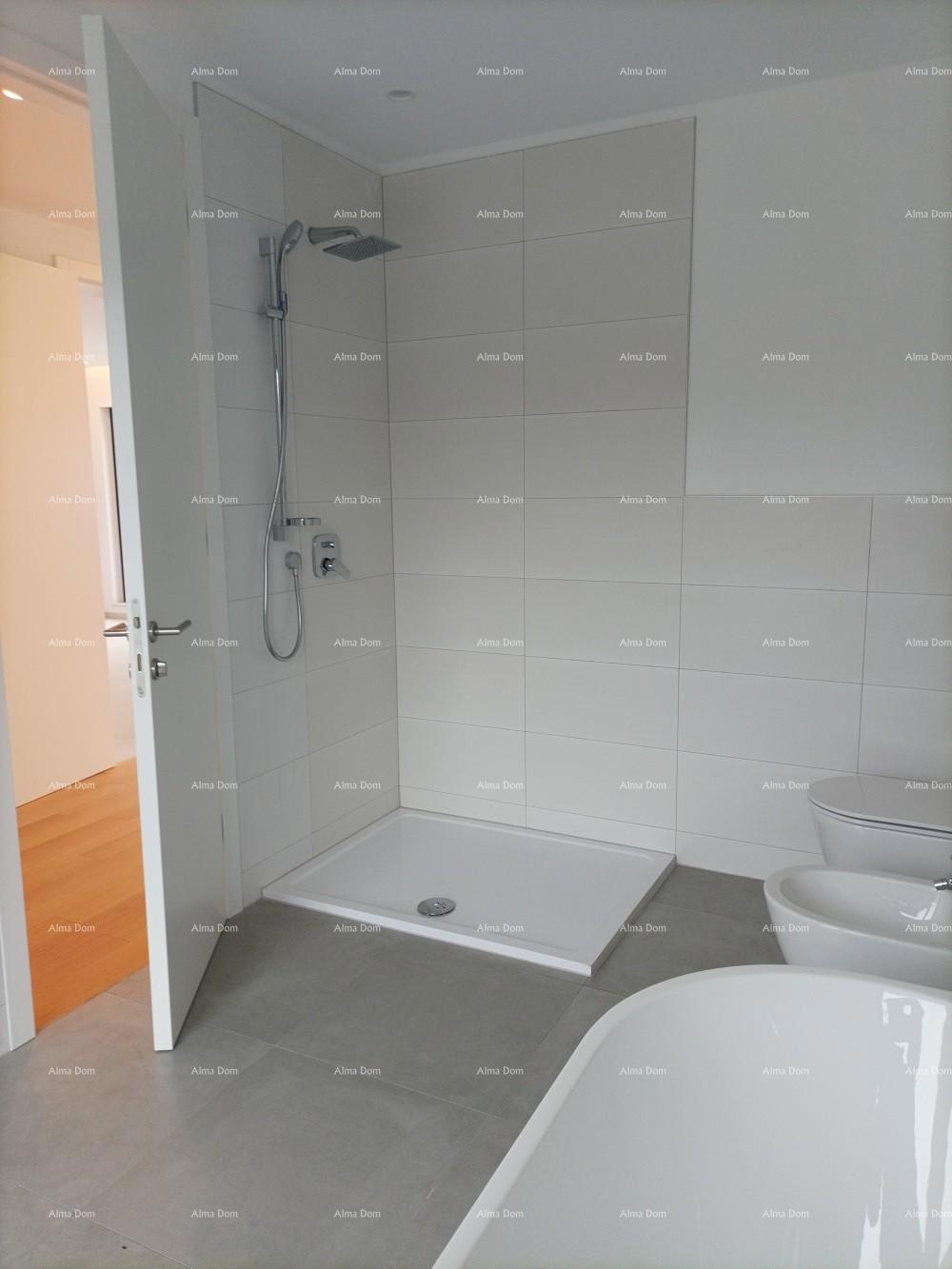 Moderna villa per le vacanze in un complesso chiuso con ville sulla costa del mare.