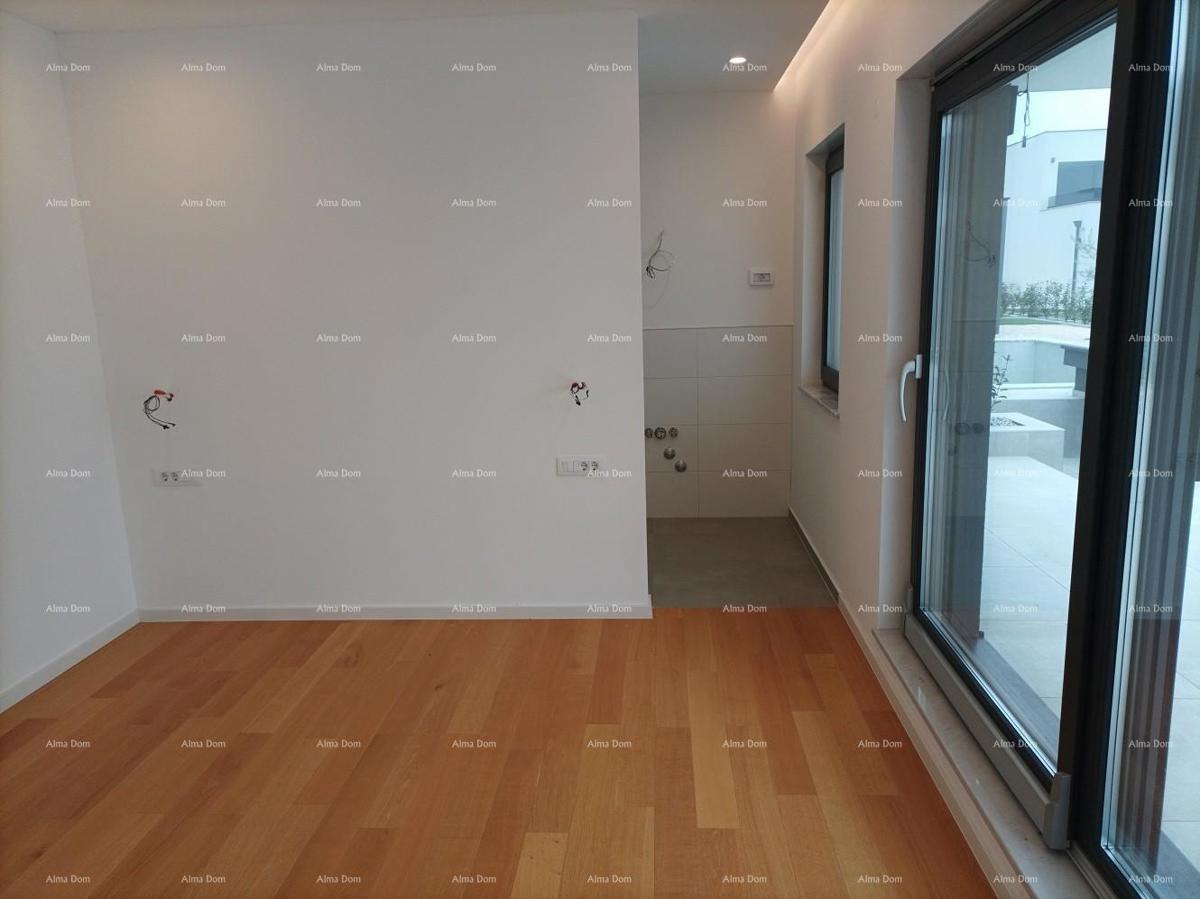 Moderna villa per le vacanze in un complesso chiuso con ville sulla costa del mare.